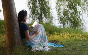 木陰で読書する女性